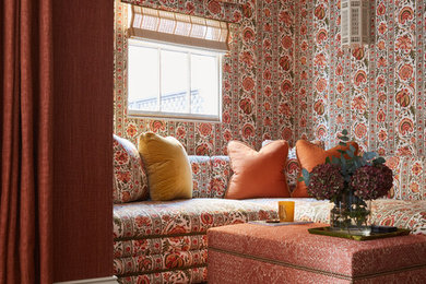 Esempio di un soggiorno classico con pareti rosse, parquet scuro e pavimento marrone