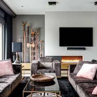 Mittelgroßes, Abgetrenntes Modernes Wohnzimmer mit Teppichboden, Gaskamin, verputzter Kaminumrandung, Wand-TV und schwarzem Boden in Berlin