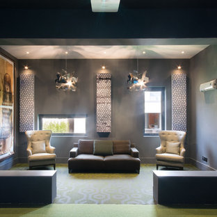 Ispirazione per un grande soggiorno contemporaneo chiuso con sala giochi, pareti grigie, moquette, TV a parete e pavimento verde