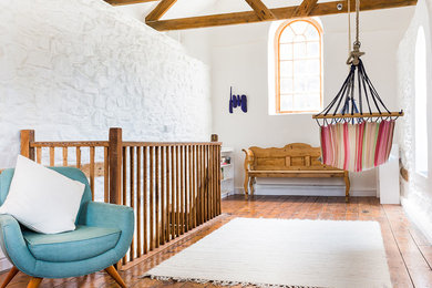 Inspiration pour une salle de séjour chalet avec un mur blanc et un sol en bois brun.