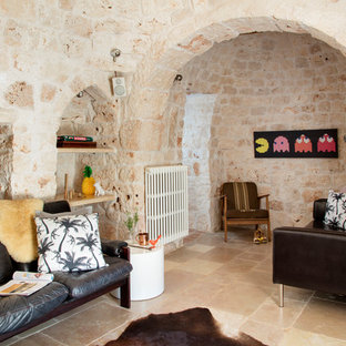 Ispirazione per un soggiorno mediterraneo con pareti beige e pavimento beige