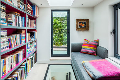 Modelo de sala de estar con biblioteca contemporánea con paredes blancas