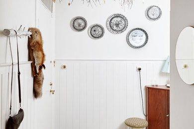 オーフスにある小さなカントリー風のおしゃれな廊下 (白い壁、淡色無垢フローリング、ベージュの床) の写真