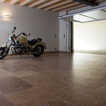 garage in travertino Noce