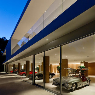 Cette image montre un garage pour quatre voitures ou plus attenant minimaliste.
