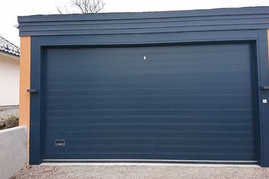 На фото: большой отдельно стоящий гараж в скандинавском стиле для одной машины с