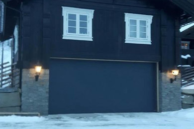 Пример оригинального дизайна: большой пристроенный гараж в скандинавском стиле с навесом над входом для двух машин