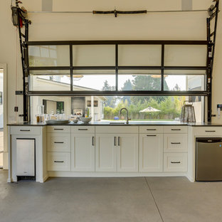 This is an example of an expansive country detached four-car workshop in Portland.