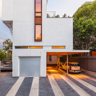 Idée de décoration pour un grand garage pour deux voitures attenant design avec une porte cochère.
