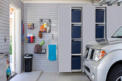 Idée de décoration pour un garage pour deux voitures attenant de taille moyenne.