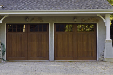 Foto di un garage per un'auto connesso minimalista