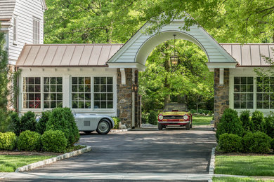 Example of a large classic attached one-car porte cochere design in Wilmington