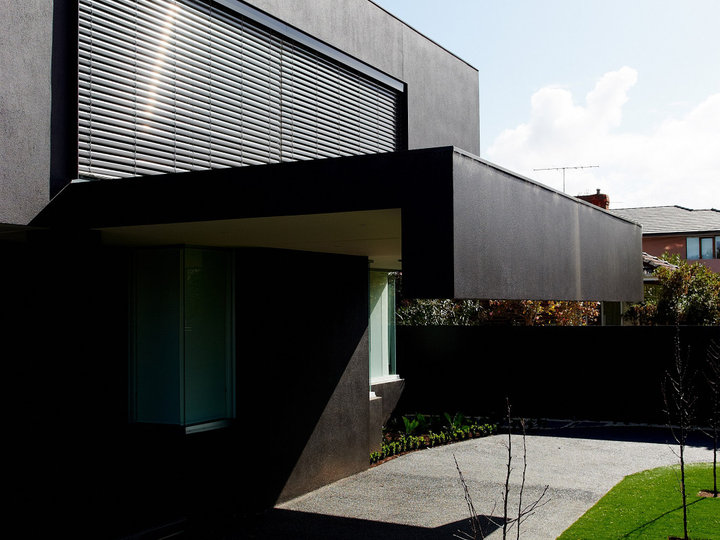 Example of a large minimalist one-car carport design