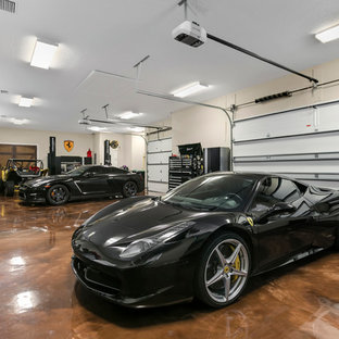 Foto på en mycket stor medelhavsstil garage och förråd