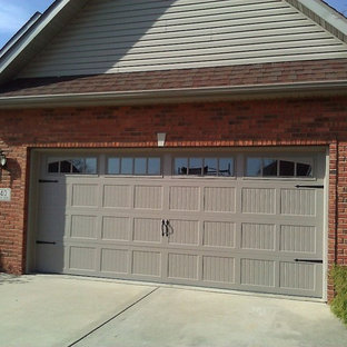 Cette photo montre un grand garage pour deux voitures attenant chic.