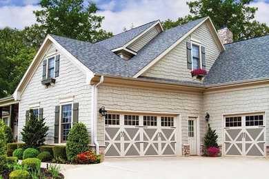 This is an example of a traditional garage in Dallas.