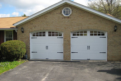 Стильный дизайн: пристроенный гараж среднего размера в классическом стиле с навесом для автомобилей для двух машин - последний тренд