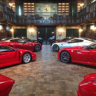Réalisation d'un très grand garage pour quatre voitures ou plus séparé tradition.