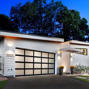 Idéer för en mellanstor modern tillbyggd garage och förråd