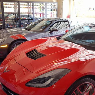 Inredning av en mellanstor tillbyggd tvåbils garage och förråd