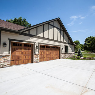 Aménagement d'un grand garage pour trois voitures attenant classique.