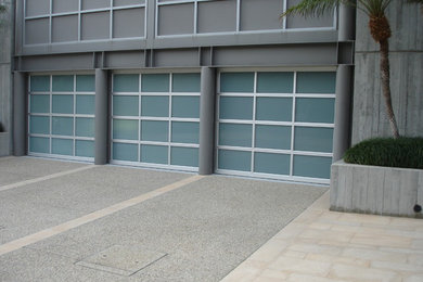 Example of a three-car garage design in Los Angeles