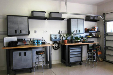 Cette image montre un garage pour deux voitures urbain de taille moyenne avec un bureau, studio ou atelier.