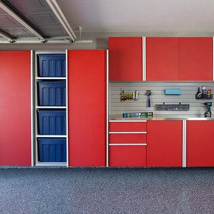 Idée de décoration pour un garage pour deux voitures attenant tradition de taille moyenne avec un bureau, studio ou atelier.