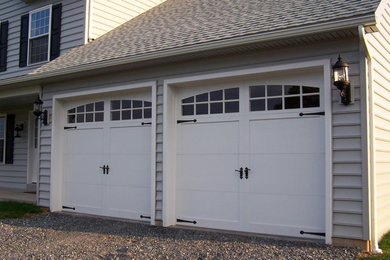 Imagen de garaje adosado y estudio clásico de tamaño medio para dos coches