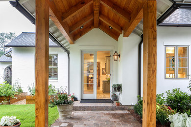 Example of a small classic attached one-car porte cochere design in New Orleans