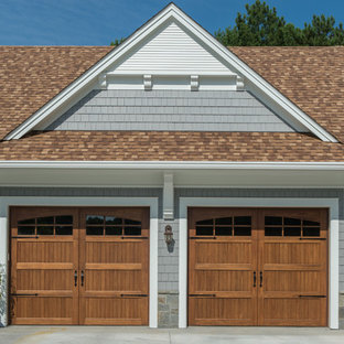 Inspiration pour un garage pour deux voitures attenant traditionnel de taille moyenne.