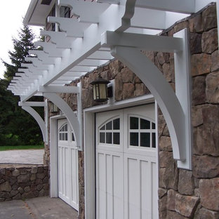 Réalisation d'un garage pour deux voitures attenant tradition de taille moyenne.