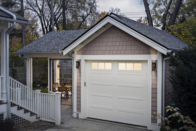 Cette photo montre un garage pour une voiture séparé chic de taille moyenne avec une porte cochère.