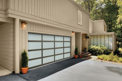 Idée de décoration pour un garage pour deux voitures attenant design de taille moyenne.