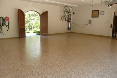Exempel på en mellanstor klassisk garage och förråd