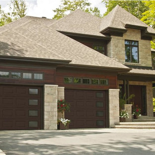 Idée de décoration pour un garage pour deux voitures attenant tradition de taille moyenne.