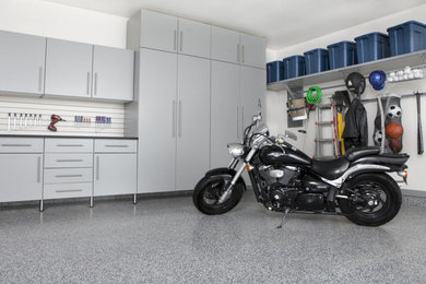 Cette photo montre un garage pour deux voitures chic de taille moyenne avec un bureau, studio ou atelier.