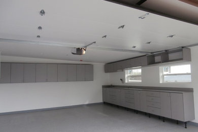 Example of a large classic garage design in Los Angeles
