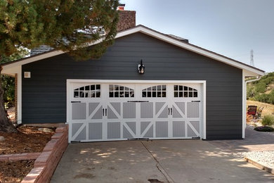 Diseño de garaje independiente de estilo de casa de campo de tamaño medio para dos coches