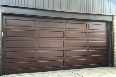 Large attached two-car garage photo in Chicago