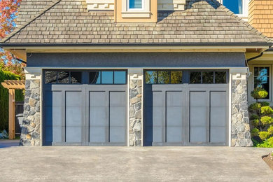 Стильный дизайн: пристроенный гараж среднего размера в классическом стиле для двух машин - последний тренд