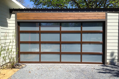 Diseño de garaje adosado tradicional renovado de tamaño medio