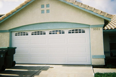Two-car garage photo in Sacramento