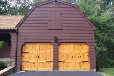 Bild på en mellanstor lantlig tillbyggd tvåbils garage och förråd