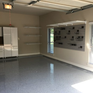 Cette image montre un garage pour deux voitures attenant traditionnel de taille moyenne avec un bureau, studio ou atelier.