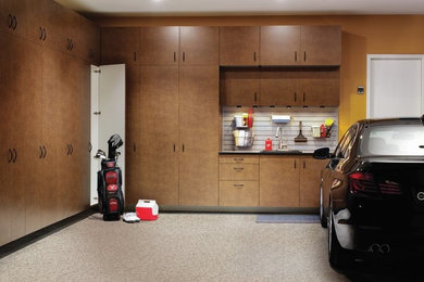 Стильный дизайн: большой пристроенный гараж в стиле неоклассика (современная классика) - последний тренд