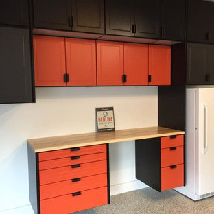 Inspiration pour un garage pour deux voitures attenant traditionnel de taille moyenne avec un bureau, studio ou atelier.