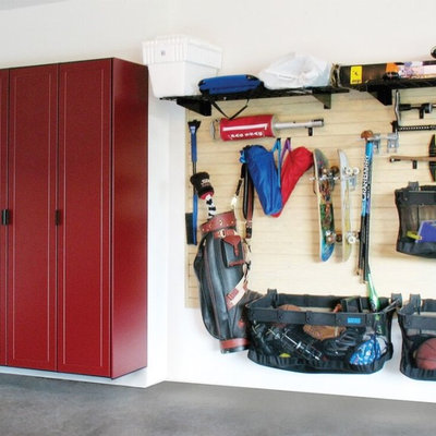 Example of a mid-sized transitional garage workshop design in Kansas City