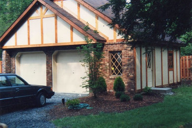 Foto de garaje adosado tradicional de tamaño medio para dos coches