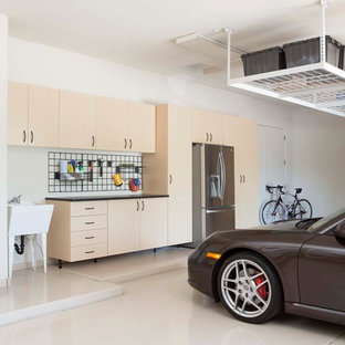 Réalisation d'un grand garage pour deux voitures design.